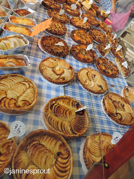 Tarts at the local marché