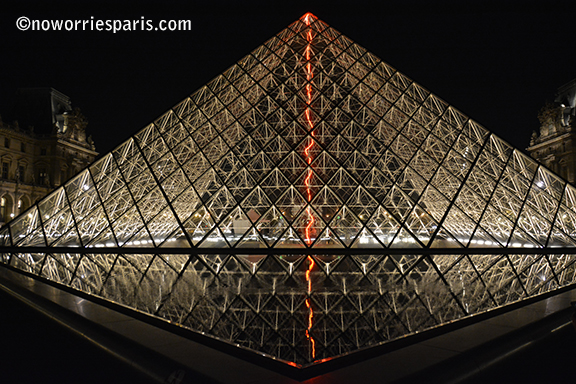 Louvre Pyramide Nuit