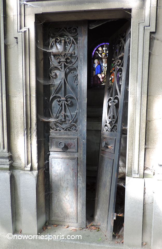 cemeterydoorsLachaiseParis